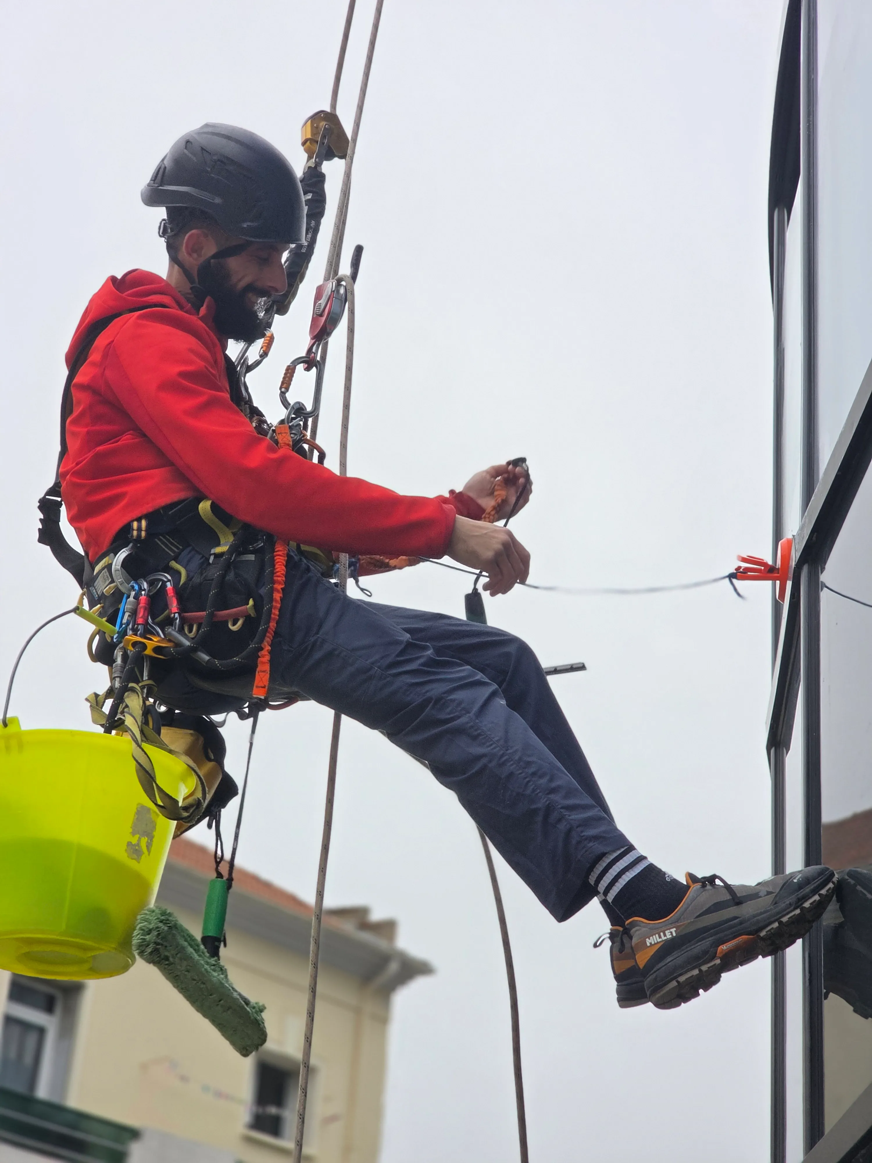 Laveur de vitres en rappel intervenant sur un immeuble à Béziers